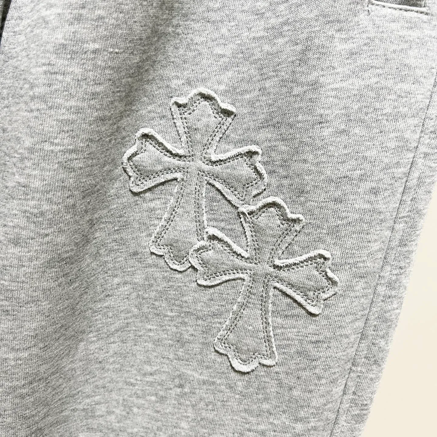 P260 chromehearts/Chrome Hearts selected 400g customized fabric sweatpants, patched horseshoe Sanskrit cross ✝️LOGO embroidery🪡 process, official synchronization, 1:1 original mold opening, fashionable personality, versatile trend, pure original quality, original washed fabric, tag, collar label, washed wheat, three complete labels, color: black, gray. Size: M-3XL